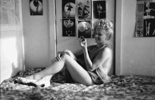 Bukarest: [Hotel] Lido: Hilda Sando, auf der Couch sitzend