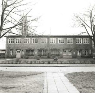 Cottbus, Karl-Liebknecht-Straße / Ecke Lausitzer Straße. Infanteriekaserne der Bundeswehr (1886). Seitengebäude (zweigeschossig) westlich des Hauptgebäudes, Hoffront