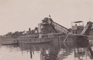 Baggerschiff auf der Elbe