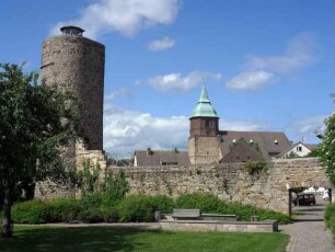 Stadtbefestigung - Ansicht im Süden mit Stadtmauer und Wehrturm (Hufeisenturm) sowie Stadtkirche von Feldseite