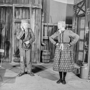 Sorbisches Volkstheater : Schauspieler des Sorbischen Volkstheaters bei der Aufführung eines Theaterstücks