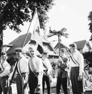 Kindervogelschießen: Umzug: Kurparkallee: Spitzengruppe mit Fahne der Neuen Stadtschule und Vogel, 7. Juli 1959