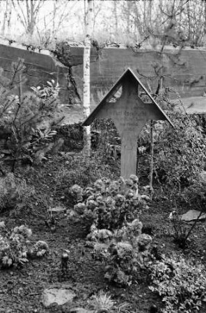Breisach: Rheinwald bei Breisach; Grab eines Opfers der Kampfmittelbeseitigung im Rheinwald
