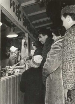 Dresden. Striezelmarkt Weihnachten 1966. Andrang vor einem Spielwarenstand
