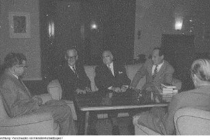 Dresden, Dresdner Klub, Einweihungsveranstaltung, Veranstaltung mit dem Schriftsteller Anton Zischka, Außenansichten des Klubgebäudes, dem Lingnerschloss, März 1957