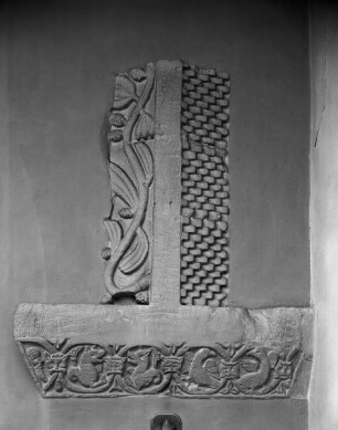 Kämpfer und Rest der ornamentierten Arkadenrahmung mit Pflanzenornament und Tieren