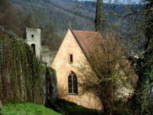 Klosterkirche-Ansicht von Nordwesten aus überhöhter Position mit Hufeisenturm der Stadtmauer im Nordosten in Übersicht