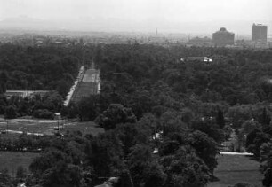 Blick vom Rathausturm über den Großen Garten mit Herkulesallee und Palais gegen Gasometer Reick