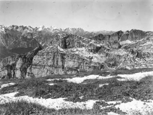 Im Gebirge : Blick über ein Gebirge