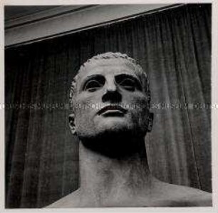 Paris, Bildhauer Professor Arno Breker, Figur "Dionysos" (Kopf)