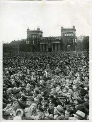 Während des Besuches von Mussolini in München