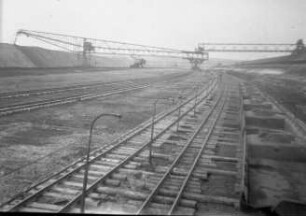 Böhlen. Braunkohle-Tagebau. Förderbrücke. Ansicht mit Gleisanlage
