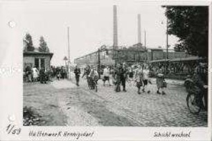 Arbeiter verlassen das VEB-Hüttenwerk Hennigsdorf