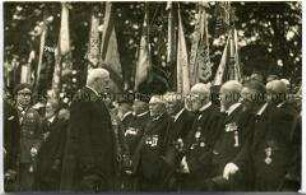 Paul von Hindenburg mit Veteranen am Deutschen Eck bei der Feier zum Ende der alliierten Besetzung des Rheinlandes