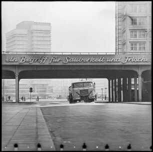 Straßenreinigungs-Tankwagen am Alexanderplatz,, September 1973. SW-Foto © Kurt Schwarz.