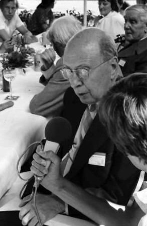 1979 Nobelpreisträgertagung Physik; Bayrisches Frühstück (26.6.79): Eugene Wigner beim Interview