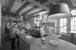 Eröffnung der Gaststätte "Bier-Akademie" Ecke Douglas- und Akademiestraße