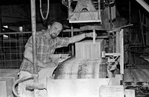 Kalksandsteinwerk Stellau: Vorarbeiter Klaus Peter Wiedfeldt misst die Größe der Kalksandsteine mit dem Zollstock aus