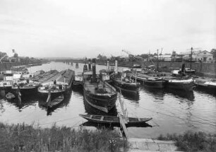 Dresden. Elbhafen : Dresden. Elbhafen (Neustädter Hafen) mit Schleppern und Schleppkähnen