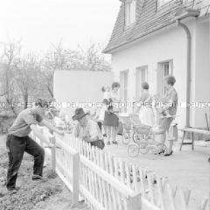 Reparaturarbeiten am Gartenzaum der Kinderkrippe der Seidenweberei VEB Novotex Greiz