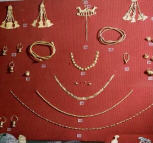 Athen. Archäologisches Nationalmuseum. Goldschmuck. Hortfund aus Haus in Polióchni V, 2200 v. Chr. Ohrringe, Nadel mit antithetischen Vögeln, Armbänder, Ketten. = Troja II