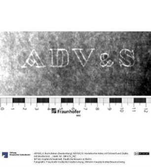 A: Buchstaben (zweikonturig): ADV&S; B: Heraldischer Adler, mit Schwert und Zepter, mit Brustschild: FRW, darüber Krone