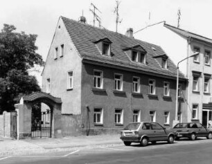 Großenhain, Mozartallee 133. Wohnhaus (19. Jh.). Straßenansicht mit Toranlage