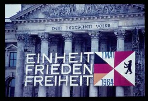 Maikundgebung/ Portal Reichstag „Einheit Frieden Freiheit 1.Mai 1964“