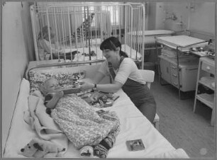 Mutter bei ihrem krankem Kind im Krankenhaus Heidberg, Hamburg
