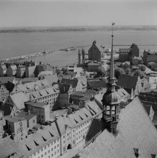 Stralsund. Blick von der St.-Nikolai-Kirche über Hafen und Strelasund gegen Rügen