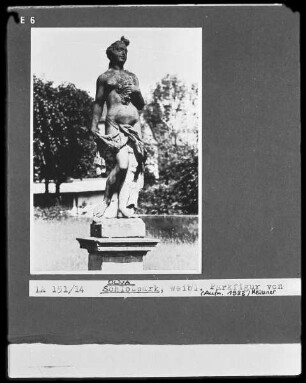 Weibliche Figur mit Früchten oder Blumen