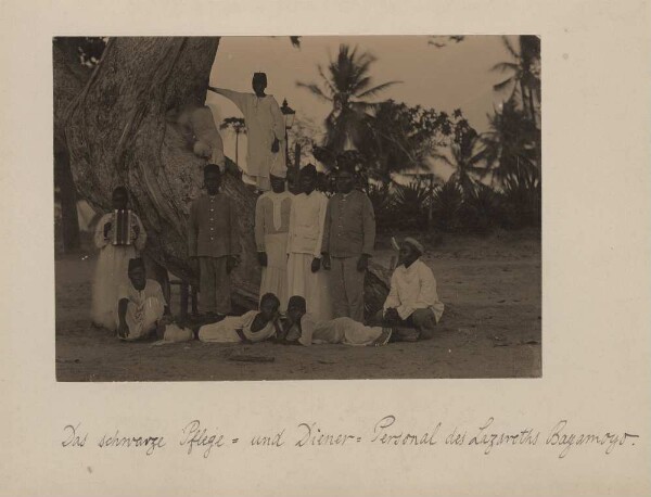 "Le personnel soignant = et serviteur = noir du Lazareth Bagamoyo" (OT)