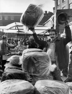 Hamburg-Altona. Auf dem Fischmarkt bietet ein türkischer Verkäufer Sitzpuffs an. Aufgenommen 1972.