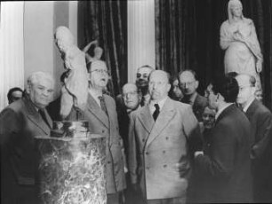 W. Ulbricht auf der Ausstellung der deutschen Kulturschaffenden