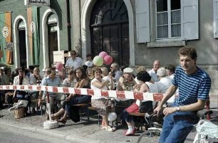 Freiburg i. Br.: Tische und Bänke beim Straßenfest in der unteren Bertoldstraße