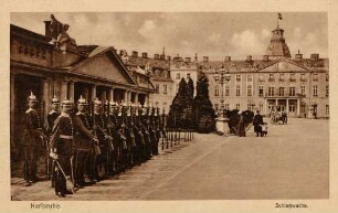 Postkartenalbum mit Motiven von Karlsruhe. "Karlsruhe. Schlosswache". Schlosswache vor einem Wachhäuschen am Schloss