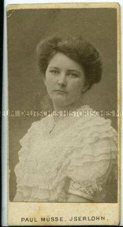 Porträt einer weiß gekleideten jungen Frau, Carte de Visite