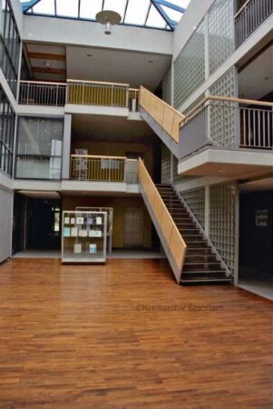 Mommsenstraße 14 (Gebäude F): Foyer mit Vitrine des Kreisarchivs