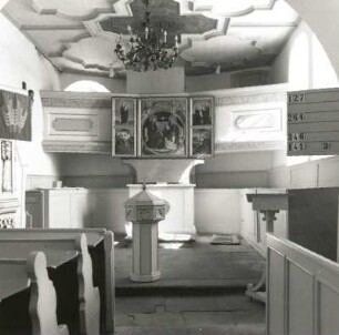 Gornau/Erzgebirge-Dittmannsdorf. Dorfkirche (17. Jahrhundert). Inneres nach Osten mit Flügelaltar von H. Hesse (1497)