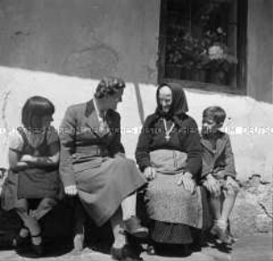 Besuch des Reichsarbeitdienstes bei einer Bäuerin mit Mutterkreuz