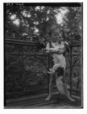 Die Tochter der Fotografin mit Hund auf einem Balkon der Villa Regerstraße 22 in Dresden-Blasewitz
