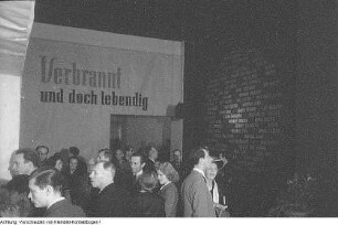 Dresden, Fritz-Heckert-Platz (Wettiner Platz), Enthüllung einer Gedenktafel zur Erinnerung an die Bücherverbrennung am 8. März 1933 auf dem Platz am Tag des freien Buches durch Hermann Matern, 10. Mai 1948