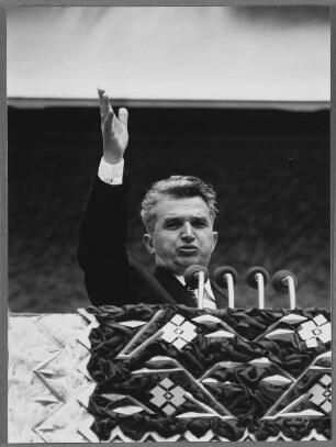 Nicolae Ceaușescu auf dem Balkon des ZK-Gebäudes bei einer Ansprache