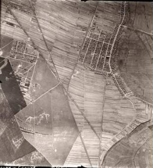 Amerikanische Luftbildaufnahmen von Kriegszerstörungen. Ausrichtung nach Südwesten. Neureut (nördlicher Teil)