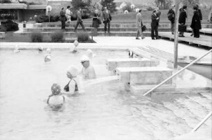 Zurzach, Schweiz: Badegäste im Bassin