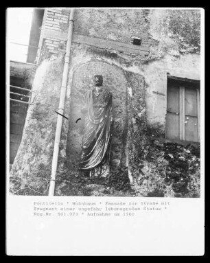 Fragment einer Statue, vermutlich eine männliche Figur
