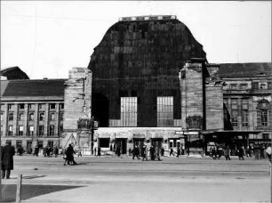 Hauptbahnhof, beschädigte Westhalle mit verkleideter Front