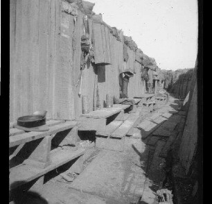 Messines (=Mesen, Belgien): "Schützengraben vor Messines", mit Brettern verkleidet