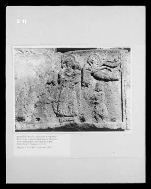 Relief einer stehenden Madonna mit Kind, zwei schwebende Engel (einer zerstört). Unten: Stifterfigur?