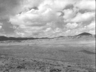 Indien. Kashmir. Ladakh. Karakorum. Lingschi-tang. Sirigh-Jilga-See (5222 m) mit Südwestzufluß. Trockengefallener Uferbereich